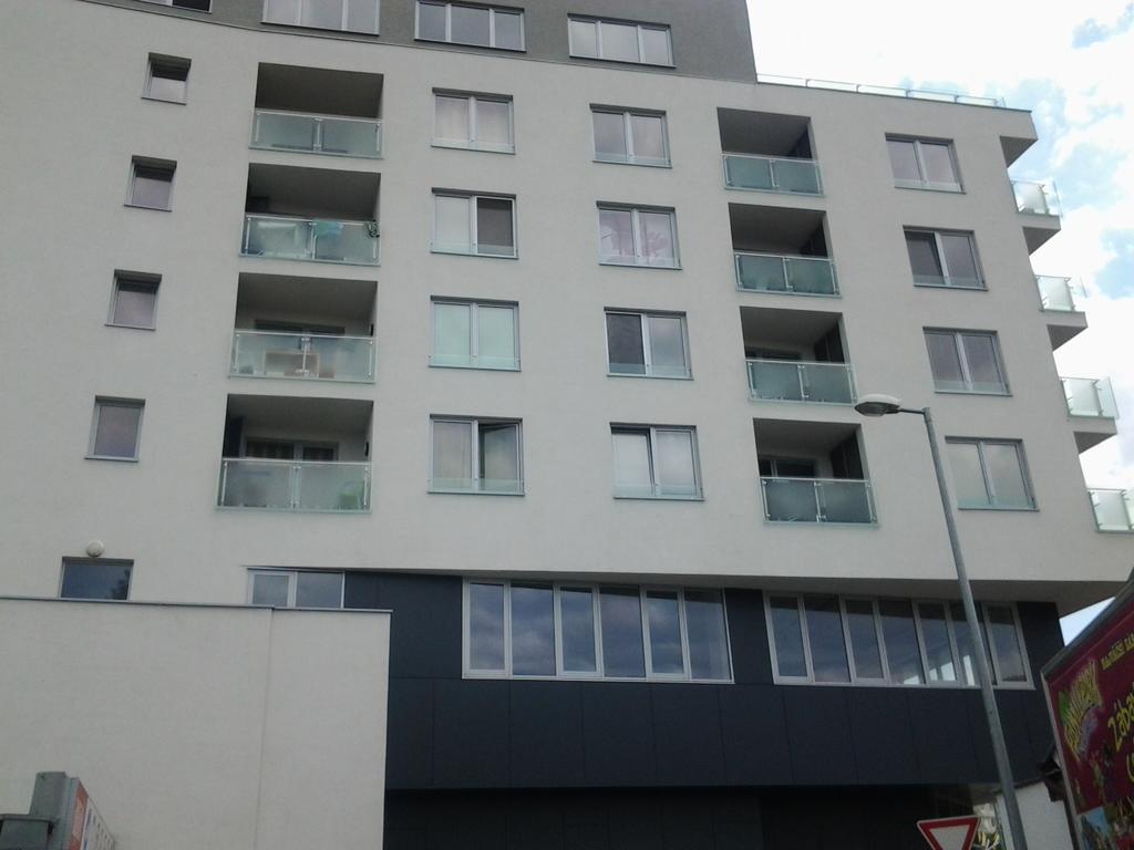 Apartman Halex Centrum City Aupark ปิเอชตานี ภายนอก รูปภาพ
